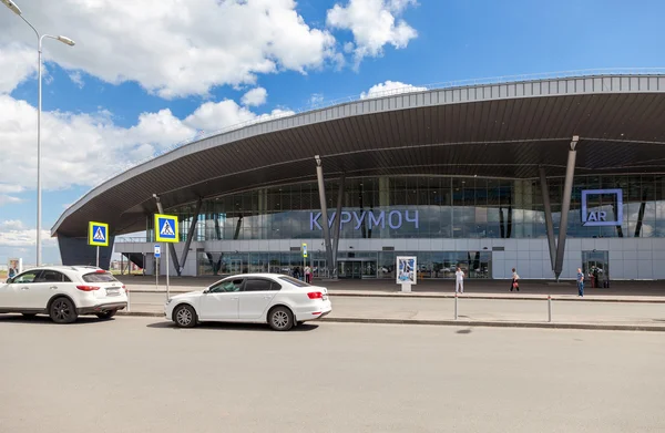 Vooraanzicht van Koeroemotsj luchthaven in zonnige zomerdag — Stockfoto