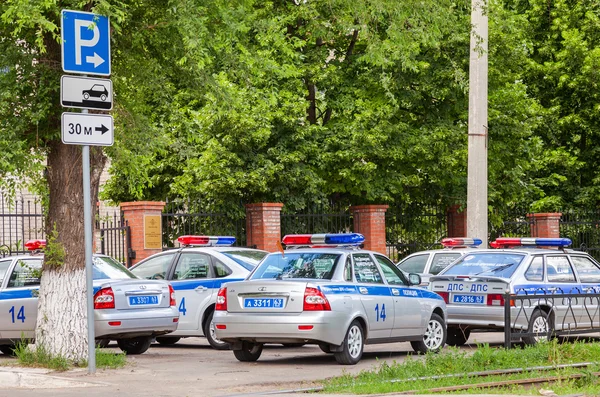 Patroli Rusia kendaraan dari Inspektorat Mobil Negara di — Stok Foto