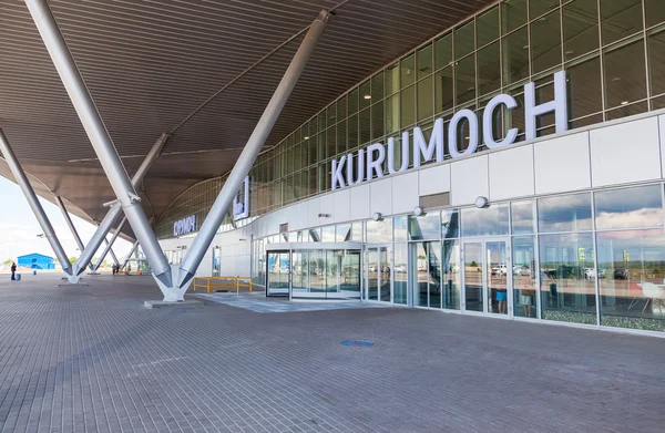 Vista frontal del aeropuerto de Kurumoch en verano día soleado — Foto de Stock