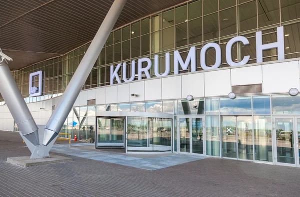 夏の晴れた日の kurumoch 空港の正面図 — ストック写真