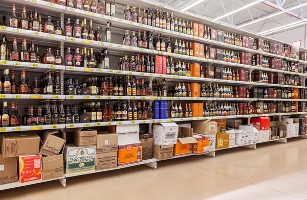 Mostrar bebidas alcohólicas en el hipermercado Auchan — Foto de Stock