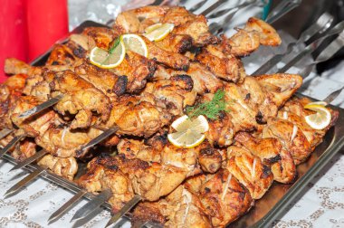 Metal şişler üzerinde iştah açıcı şiş kebap.