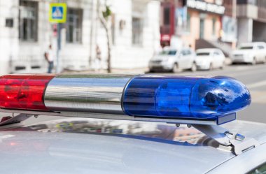 Rus polisi arabanın üstüne renkli ışıkların yakın çekim