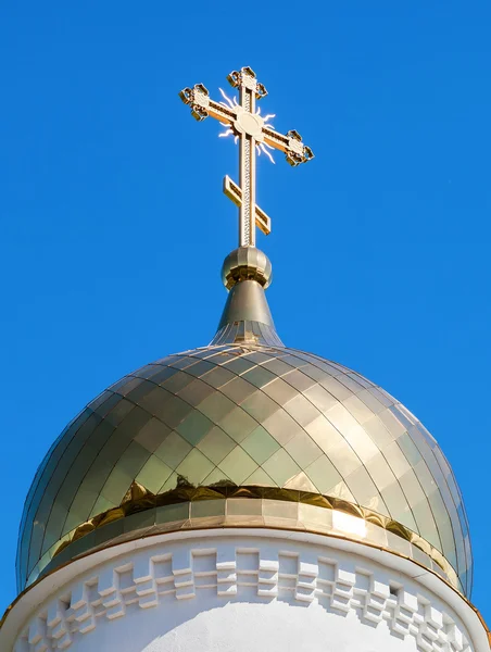 Gyllene kupol av rysk-ortodoxa kyrkan med kors mot blå s — Stockfoto