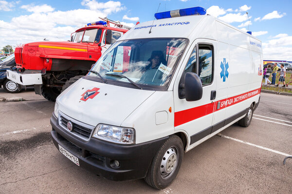 Машина скорой помощи припаркована на улице. Текст на русском языке: "Команда
