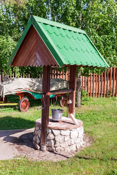 Puits d'eau de campagne avec un seau — Photo