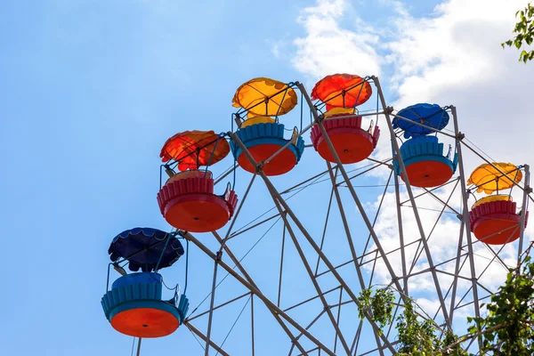 Ruota panoramica sullo sfondo del cielo blu nel parco cittadino — Foto Stock