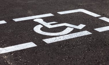 Yer işaretiyle Engelli ya da Engelli otopark ve li işaretleme