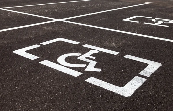 Places de stationnement avec panneaux et marquage handicapés ou handicapés li — Photo