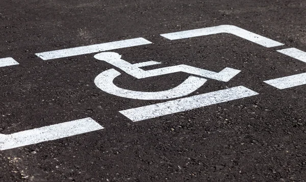 Parkplätze mit behinderten- oder behindertengerechten Schildern und Markierungen Stockbild