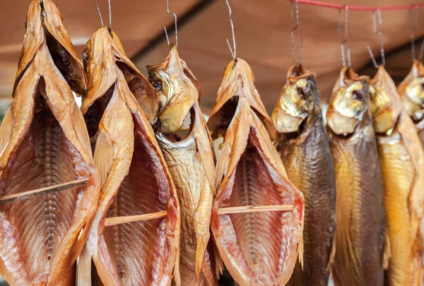Καπνιστά ψάρια που είναι έτοιμα για την πώληση στην τοπική αγορά — Φωτογραφία Αρχείου