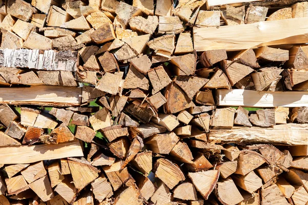 Contexte des billes de bois de chauffage hachées à sec dans une pile — Photo