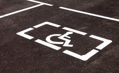 Yer işaretiyle Engelli ya da Engelli otopark ve li işaretleme