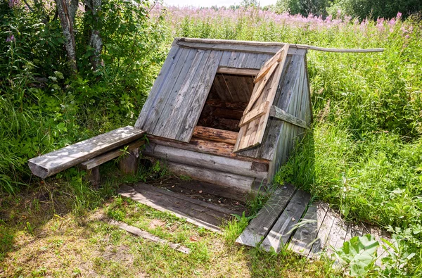 Old village wooden water well in summer day — ストック写真