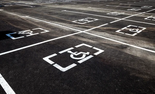 Plazas de aparcamiento con señales para minusválidos o minusválidos y marcado li — Foto de Stock