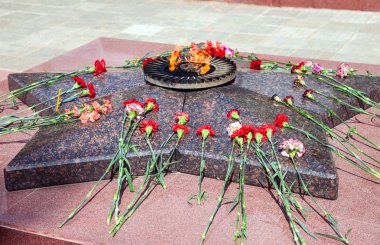 Sonsuz alev ve çiçekler büyük zafer anısına