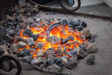 Demircilik, metal at nalı kömürlerin üzerinde forge ısıtılır