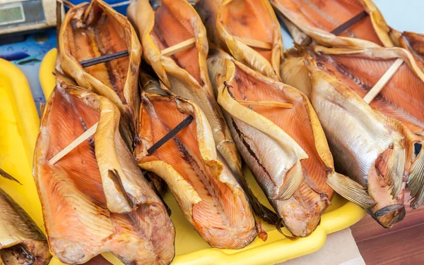 Pesce affumicato pronto per la vendita al mercato locale — Foto Stock