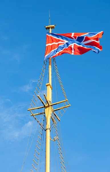 Флаг Военно-морского флота России на флагштоке против голубого неба — стоковое фото