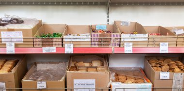 Rus köyde bakkal mağazada vitrin