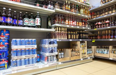 Vyborg Dixi süpermarkette alkollü içki Vitrini,