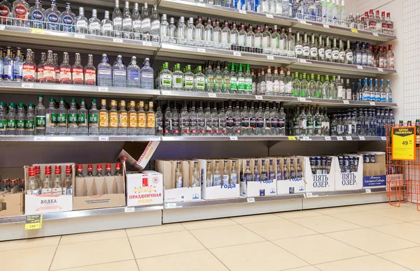 Vitrine alkoholische Getränke im Supermarkt Dixi in Wyborg, — Stockfoto