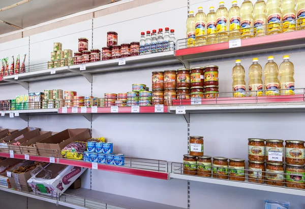 Витрина в продуктовом магазине в русской деревне — стоковое фото