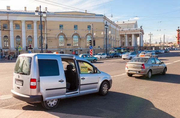 Свободное такси на Василевском острове в историческом центре Петербурга — стоковое фото