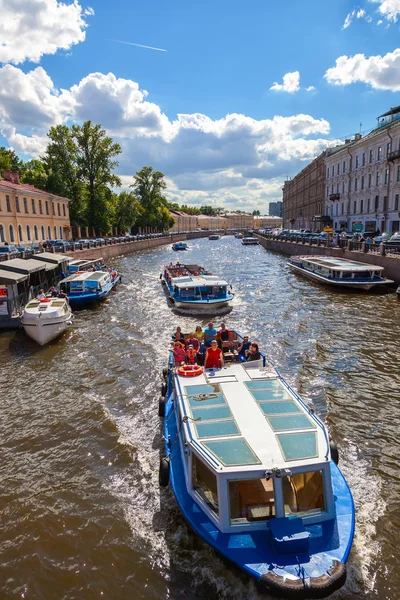 Toeristische boten gaat via het kanaal op een zonnige dag in St. huisdier — Stockfoto