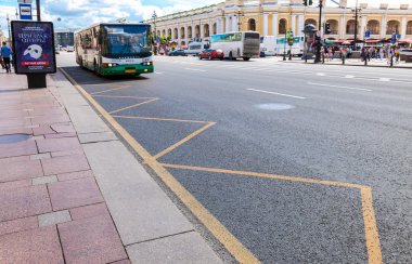Karayolu Taşımacılığı Nevsky Prospect St Petersburg boyunca hareket ediyor