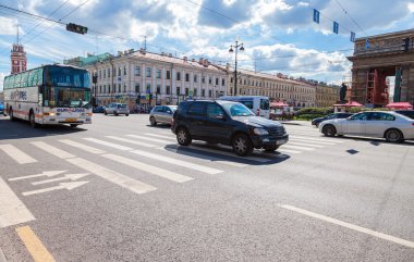 Karayolu Taşımacılığı Nevsky Prospect St Petersburg boyunca hareket ediyor