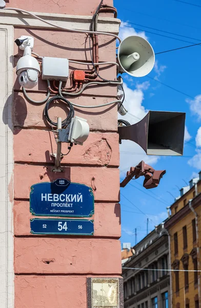 Güvenlik kameraları ve hoparlörler yapı köşesinde