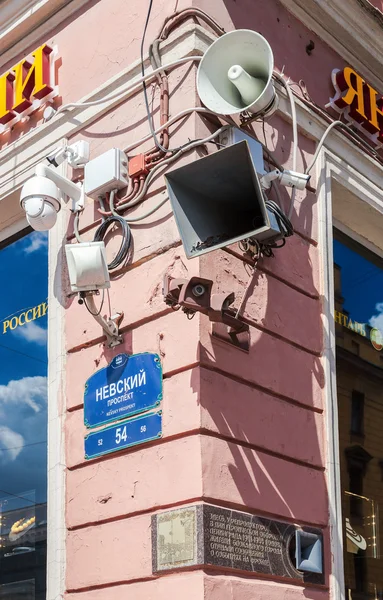 Güvenlik kameraları ve hoparlörler yapı köşesinde