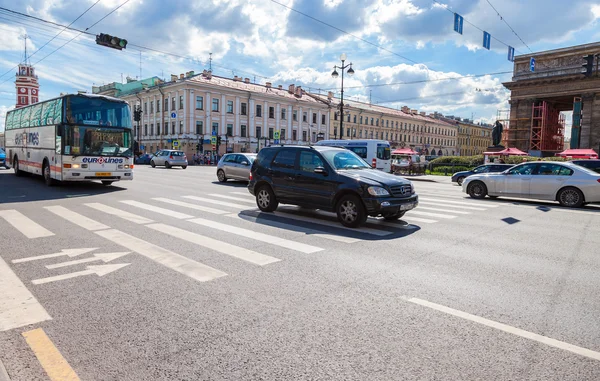 Karayolu Taşımacılığı Nevsky Prospect St Petersburg boyunca hareket ediyor