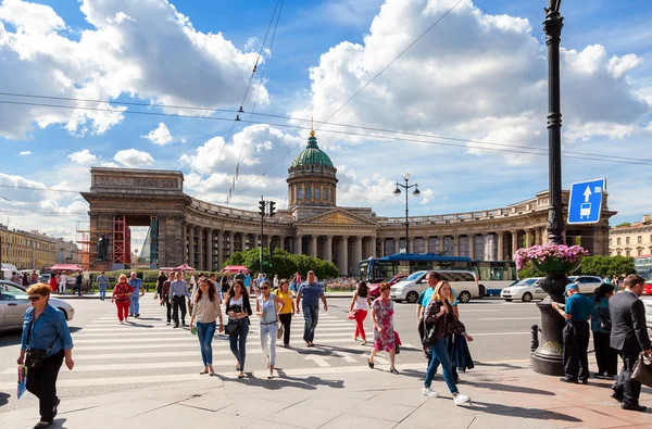 Pedestrians pass Nevsky Prospekt near the Kazan cathedral in St. — Stock Photo, Image