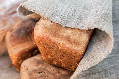 Çavdar ekmek ile kaba keten kumaş kaplı