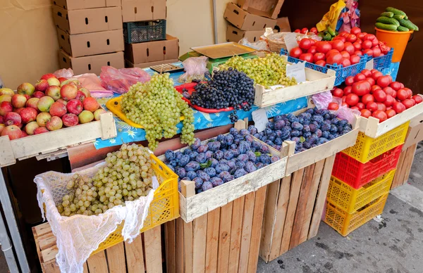 Frisches Bio-Obst und -Gemüse zum Verkauf bei den Bauern — Stockfoto