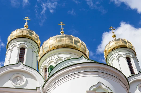 Gouden koepels van Russisch-orthodoxe kerk met kruis tegen blauwe — Stockfoto