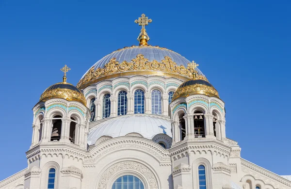 Cúpulas douradas com cruz da catedral naval de Kronstadt contra blu — Fotografia de Stock