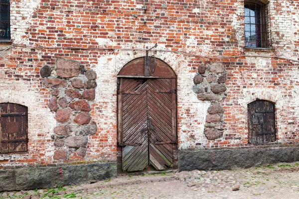 Oude houten poort op het middeleeuwse kasteel van Vyborg, Rusland — Stockfoto