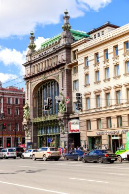 Nevsky Prospect üzerinde yaz güneşli bir günde inşa Eliseevsky mağaza