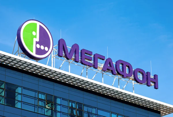 Logo Megafon proti modré obloze — Stock fotografie