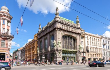 Nevsky Prospect üzerinde yaz güneşli bir günde inşa Eliseevsky mağaza
