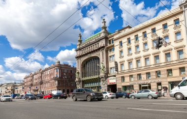 Nevsky Prospect yaz güneşli gün. Şimdi ana cadde,