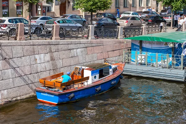 Crucero por el río barcos de pasajeros amarrados en el río Fontanka en el suyo — Foto de Stock