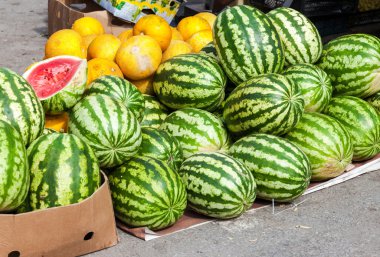 Satılık yerel çiftçilere piyasa de taze karpuz
