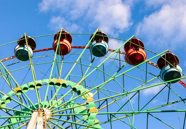 Чертово колесо на фоне голубого неба — стоковое фото