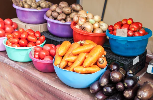 Légumes frais prêts à la vente au marché fermier — Photo