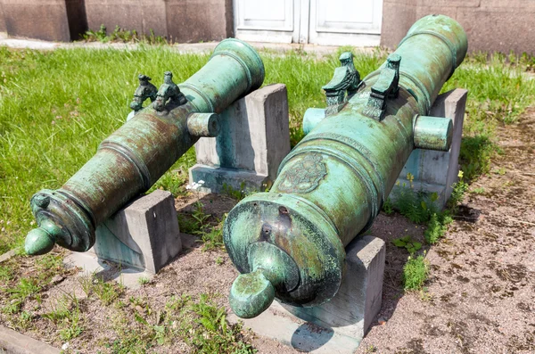 サンクトペテルブルク、ロシアで古代の青銅製大砲 — ストック写真