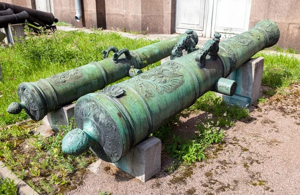 Antichi cannoni di bronzo a San Pietroburgo, Russia — Foto Stock